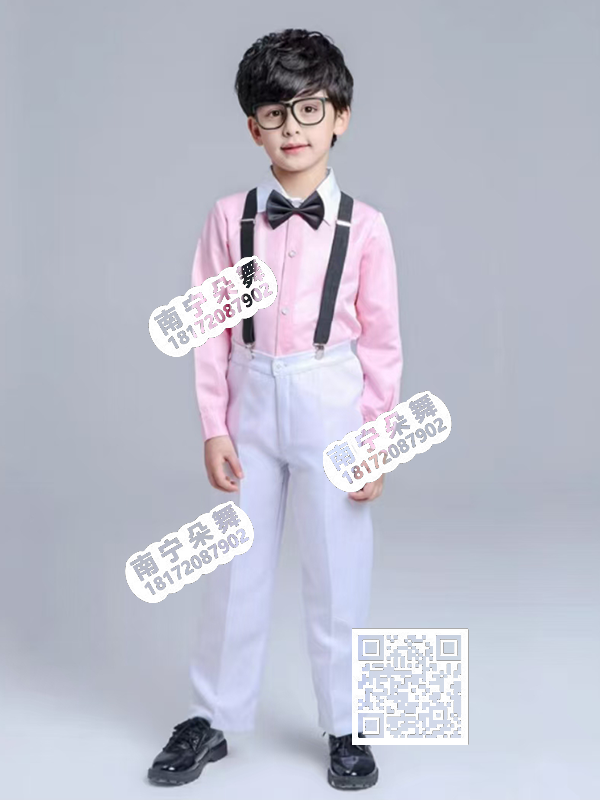 粉衣白色背带裤男童