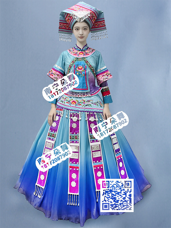 天蓝渐变翘衣角壮族长裙