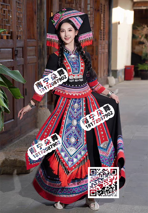 黑红壮锦刺绣吊须女壮族
